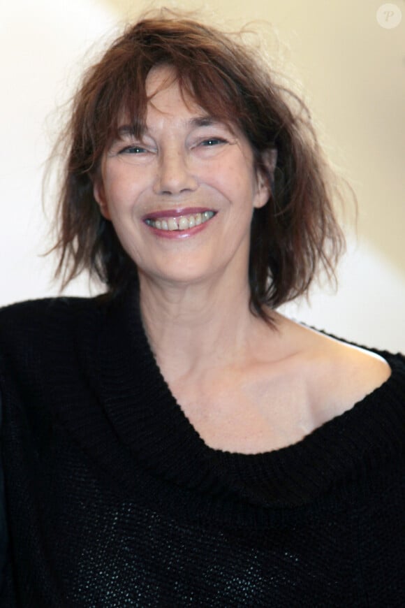 Jane Birkin a recu le prix du ministre des Affaires Etrangeres du Japon par son ambassadeur en France, a la residence de l'ambassadeur a Paris, pour son action en faveur des victimes du tsunami et de la catastrophe nucleaire de Fukushima.