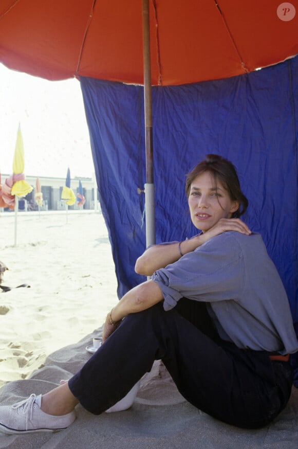 Et de conclure à l'époque : "J'ai foutu tout mon argent là-dedans. C'était un coup de folie parce que j'ai adoré cette maison, c'était formidable". 
 
Archives - En France, à Deauville, rendez-vous avec Jane Birkin lors du Festival du film américain de Deauville. © Michel Croizard via Bestimage