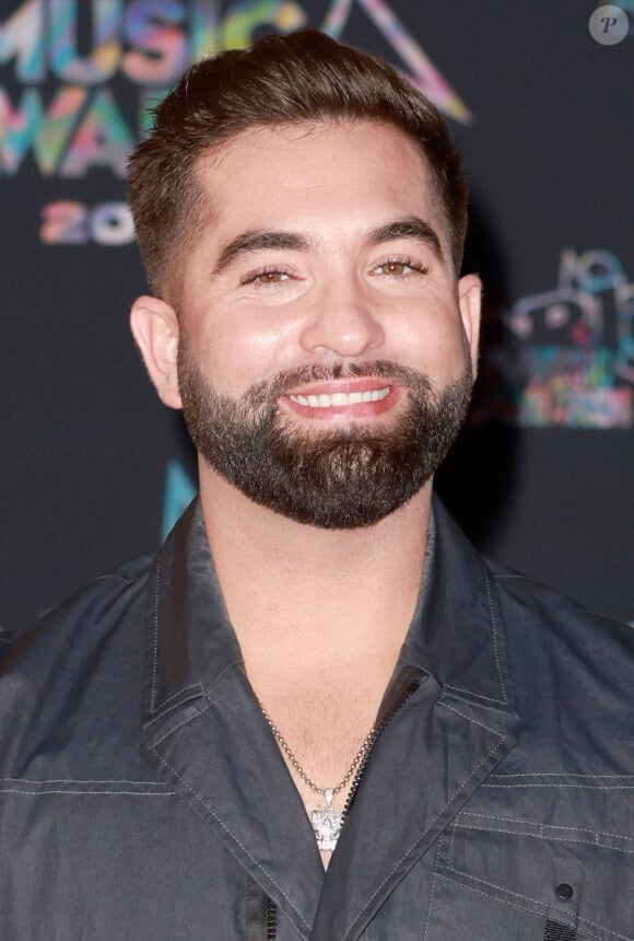 Kendji Girac au photocall de la 24ème édition des "NRJ Music Awards (NMA)" au Palais des Festivals à Cannes le 18 novembre 2022. © Christophe Aubert via Bestimage 