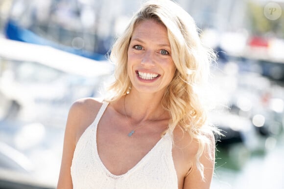 Aurore Delplace assiste au photocall Un si grand soleil lors du Festival de la fiction de La Rochelle le 17 septembre 2022 à La Rochelle, France.