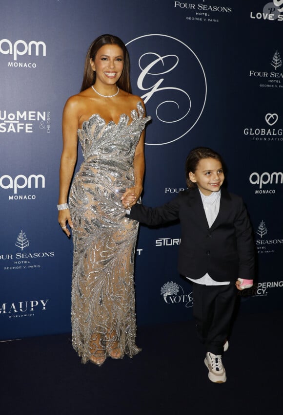 Eva Longoria et son fils Santiago Enrique Baston au photocall de la 12ème édition de la soirée Global Gift Gala à l'hôtel Four Seasons George V à Paris le 5 octobre 2024. © Marc-Ausset Lacroix / Bestimage 