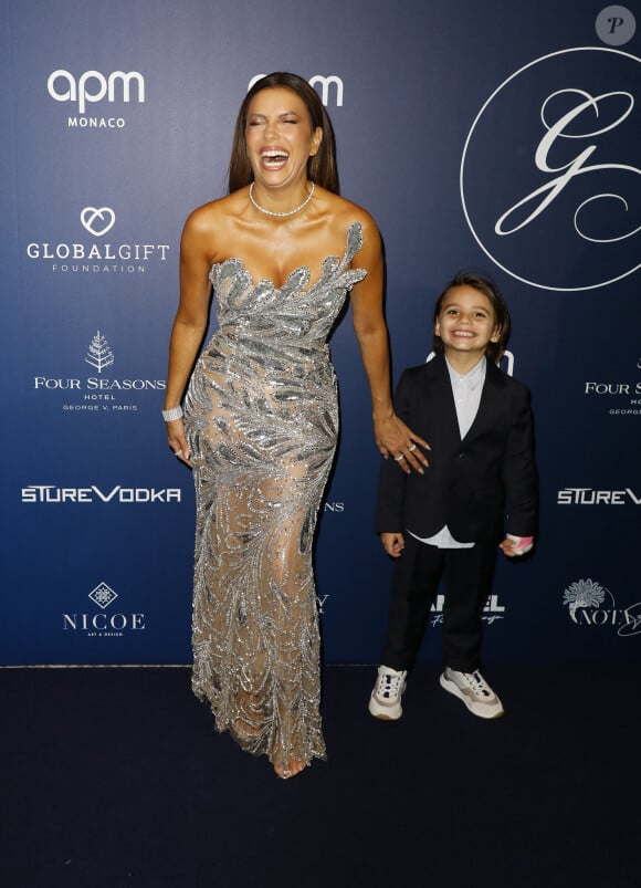 Eva Longoria et son fils Santiago Enrique Baston au photocall de la 12ème édition de la soirée Global Gift Gala à l'hôtel Four Seasons George V à Paris le 5 octobre 2024. © Marc-Ausset Lacroix / Bestimage 