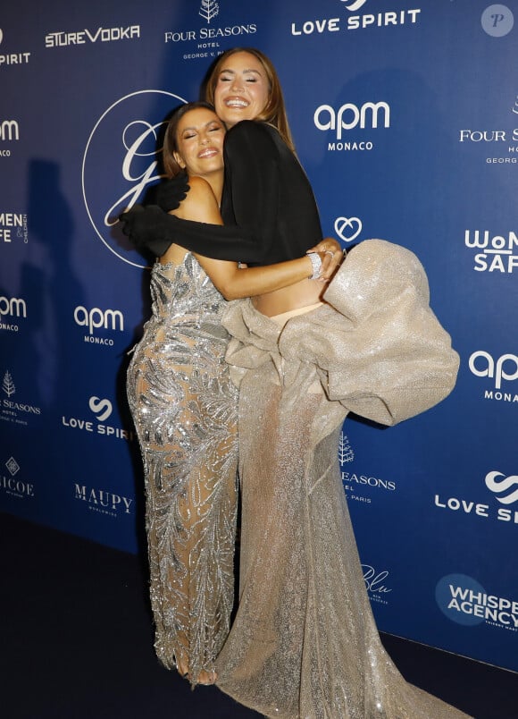 Prises d'un fou rire, les deux personnalités ont ainsi passé un long moment ensemble avant d'aller au diner organisé pour l'événement.
Eva Longoria et Vitaa au photocall de la 12ème édition de la soirée Global Gift Gala à l'hôtel Four Seasons George V à Paris le 5 octobre 2024. © Marc-Ausset Lacroix / Bestimage 