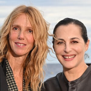 Sandrine Kiberlain et Amira Casar au photocall pour le film "Sarah Bernhardt, La Divine " lors de la 6ème édition du festival Cinéroman à Nice le 2 octobre 2024. © Bebert / Jacovides / Bestimage