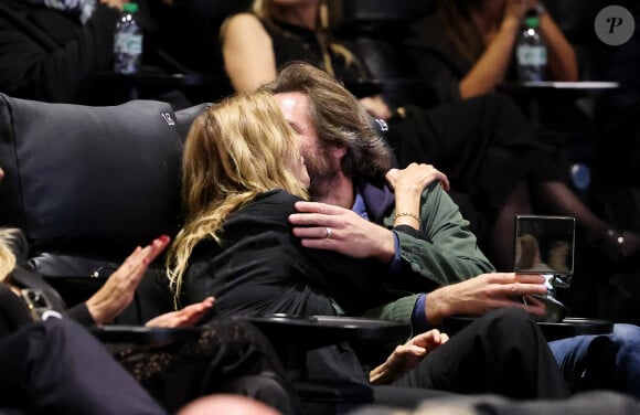 Ils ont partagé une douce étreinte
Sandrine Kiberlain lors de la soirée de clôture de la 6ème édition du festival Cinéroman à Nice, France, le 5 octobre 2024./ © Bebert-Jacovides/Bestimage 