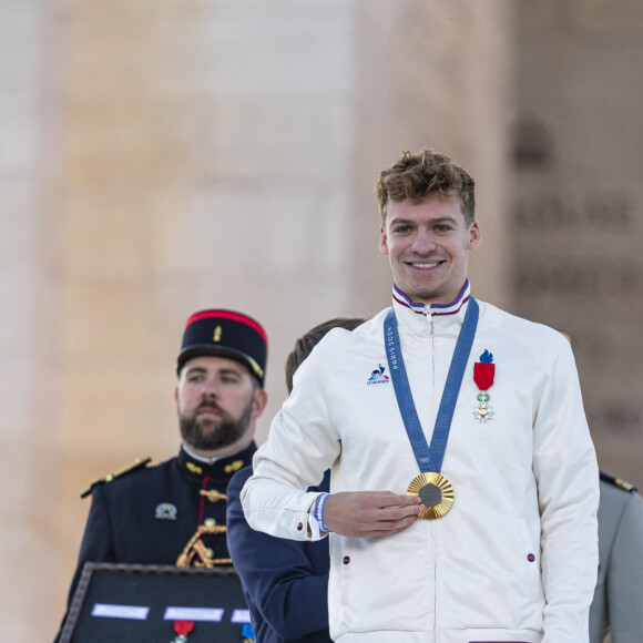 Léon Marchand, Emmanuel Macron - Remise des médailles par le président de la République à l'Arc de Triomphe aux athlètes lors de la parade des champions à l'occasion des Jeux Olympiques et Paralympiques Paris 2024, sur l'avenue des Champs-Elysées à Paris. Le 14 septembre 2024 © Perusseau-Ramsamy / Bestimage