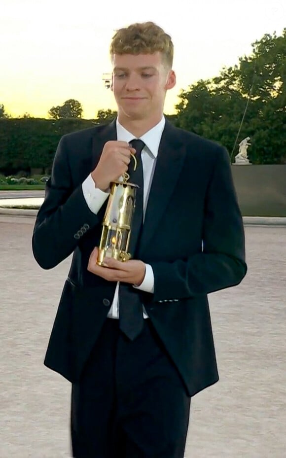 Léon Marchand pendant la cérémonie de clôture des Jeux Olympiques de Paris (JO) 2024 au Stade de France, à Saint-Denis banlieue de Paris, France, le 11 août 2024. © Capture TV France 2 via Bestimage