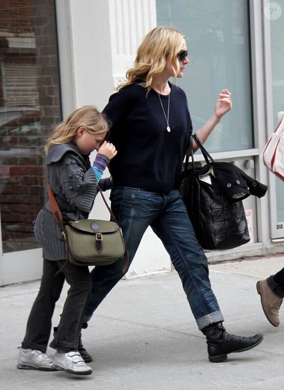 Kate Winslet et sa fille Mia Honey, 9 ans, quittent leur apportement new-yorkais, le 27 mars 2010