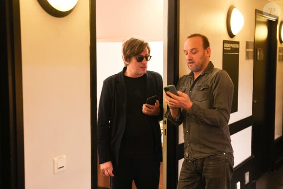 Exclusif - Thomas Dutronc, Ours Souchon - Backstage du 16ème Gala de la Fondation « Recherche Alzheimer » à l’Olympia à Paris. Le 20 mars 2023 © Sébastien Valente / Bestimage