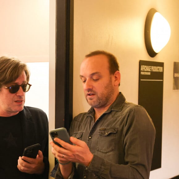 Exclusif - Thomas Dutronc, Ours Souchon - Backstage du 16ème Gala de la Fondation « Recherche Alzheimer » à l’Olympia à Paris. Le 20 mars 2023 © Sébastien Valente / Bestimage