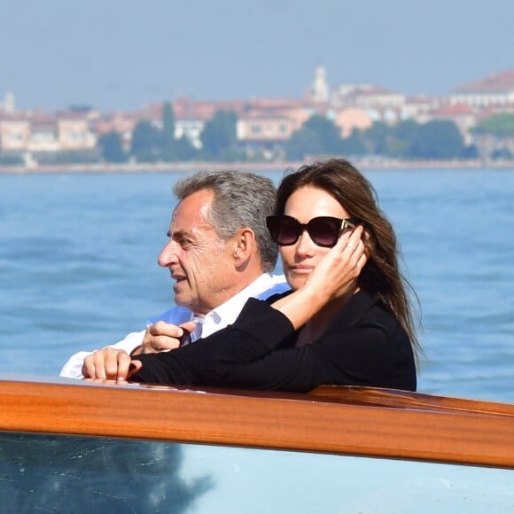 L'ancien président français Nicolas Sarkozy et sa femme Carla Bruni-Sarkozy arrivent à l'aéroport de Venise-Marco Polo et prennent un bateau-taxi lors du 80ème festival international du film de Venise, La Mostra, à Venise, Italie, le 2 septembre 2023.