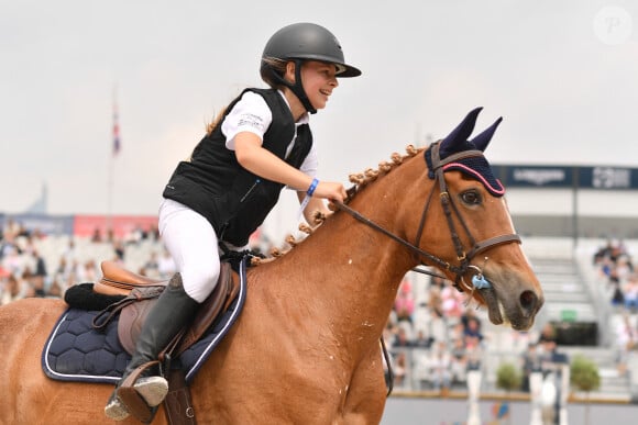 Elle rendait alors hommage à sa jument Valentine
Giulia Sarkozy - N.Sarkozy et sa femme C.Bruni viennent soutenir leur fille G.Sarkozy pendant l'épreuve Kids Cup L'Envol lors de la 10ème édition du "Longines Paris Eiffel Jumping" à la Plaine de Jeux de Bagatelle à Paris, France, le 21 juin 2024. © Perusseau-Veeren/Bestimage 