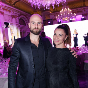 "Tellement jaloux !", a-t-il avoué devant les images de la série.
Semi-exclusif - Denitsa Ikonomova (enceinte) et son compagnon François Alu - Photocall du 5ème gala de charité de l'association "Les Bonnes Fées" à l'occasion de la campagne mondiale "Octobre Rose" à l'hôtel Peninsula, Paris le 3 octobre 2024.© Rachid Bellak/Bestimage