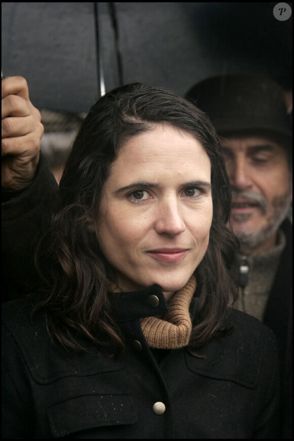 MAZARINE PINGEOT MITTERRAND - CEREMONIE POUR LE 10 EME ANNIVERSAIRE DE LA MORT DE FRANCOIS MITTERRAND A JARNAC  French late President Francois Mitterrand's daughter Mazarine Pingeot-Mitterrand - ceremony marking the 10th anniversary of the death of Mitterrand, 08 January 2006 in Jarnac, south-western France. Hundreds of the Socialist faithful joined the party's top brass and family members for a wreath-laying ceremony during the morning in the cemetery at Jarnac, Mitterrand's hometown in the Cognac. 