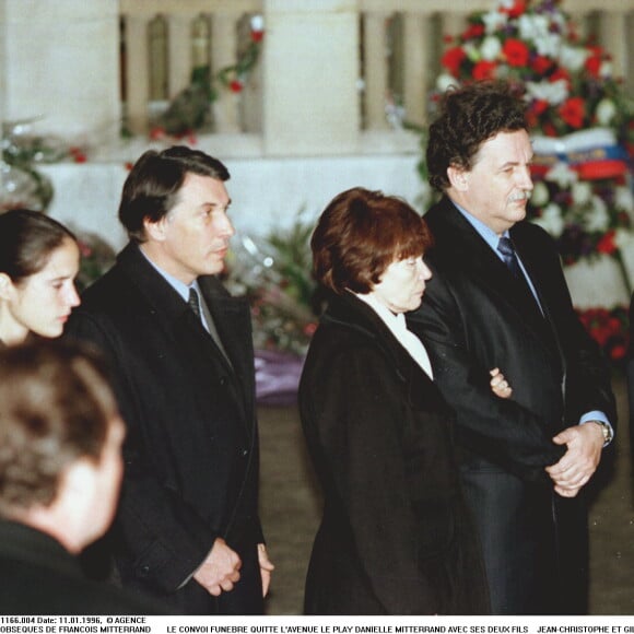 Info - 10ème anniversaire du décès de Danielle Mitterrand le 22 novembre - LES OBSEQUES DE FRANCOIS MITTERRAND LE CONVOI FUNEBRE QUITTE L'AVENUE LE PLAY DANIELLE MITTERRAND AVEC SES DEUX FILS JEAN-CHRISTOPHE ET GILBERT ET MAZARINE PINGEOT (MITTERRAND) "PLAN SERRE" SUIVENT LE CERCUEIL 