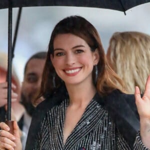 Anne Hathaway arrive sous la pluie à l'émission Jimmy Kimmel Live! à El Capitan Entertainment Centre à Hollywood, le 14 janvier 2019