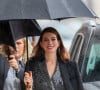 Des accessoires qui permettent de protéger notamment nos chevelures, pour lesquelles la pluie est on ne peut plus néfaste. Mais au fait l'est-elle pour la peau ? 
Anne Hathaway arrive sous la pluie à l'émission Jimmy Kimmel Live! à El Capitan Entertainment Centre à Hollywood, le 14 janvier 2019