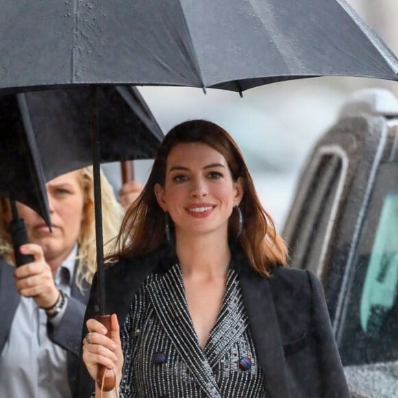 Des accessoires qui permettent de protéger notamment nos chevelures, pour lesquelles la pluie est on ne peut plus néfaste. Mais au fait l'est-elle pour la peau ? 
Anne Hathaway arrive sous la pluie à l'émission Jimmy Kimmel Live! à El Capitan Entertainment Centre à Hollywood, le 14 janvier 2019