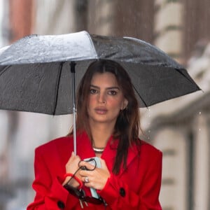 Exclusif - Emily Ratajkowski enceinte se rend à un déjeuner sous la pluie à New York pendant l'épidémie de coronavirus (Covid-19), le 29 octobre 2020