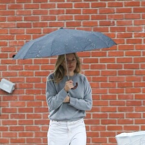 Exclusif - Sienna Miller se promène sous la pluie dans les rues de New York le 16 février 2023.