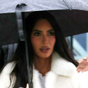 Kim Kardashian et son fils Saint se rendent sous la pluie londonienne à la grande roue "London Eye " (la roue du millénaire) à Londres, Royaume Uni, le 17 mars 2023, pour le tournage de sa nouvelle série télévisée.