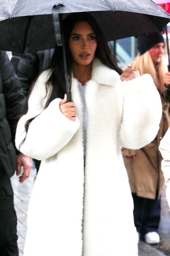 Kim Kardashian et son fils Saint se rendent sous la pluie londonienne à la grande roue "London Eye " (la roue du millénaire) à Londres, Royaume Uni, le 17 mars 2023, pour le tournage de sa nouvelle série télévisée.