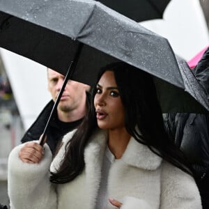 Kim Kardashian et son fils Saint se rendent sous la pluie londonienne à la grande roue "London Eye " (la roue du millénaire) à Londres, Royaume Uni, le 17 mars 2023, pour le tournage de sa nouvelle série télévisée.