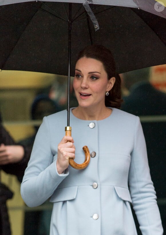 Catherine Kate Middleton, (enceinte) duchesse de Cambridge, arrive au King College de Londres sous la pluie le 24 janvier 2018.