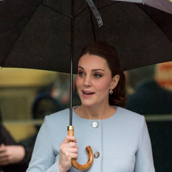 Catherine Kate Middleton, (enceinte) duchesse de Cambridge, arrive au King College de Londres sous la pluie le 24 janvier 2018.