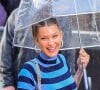 Et bien si l'on vous conseille d'attacher vos cheveux et de pratiquer quelques gestes essentiels pour les protéger de l'eau de pluie, il se pourrait bien qu'elle a en revanche quelques bienfaits pour votre corps et votre moral.
Exclusif - Bella Hadid lors d'une séance photo sous la pluie pour la marque Michael Kors dans les rues de New York, le 18 octobre 2020