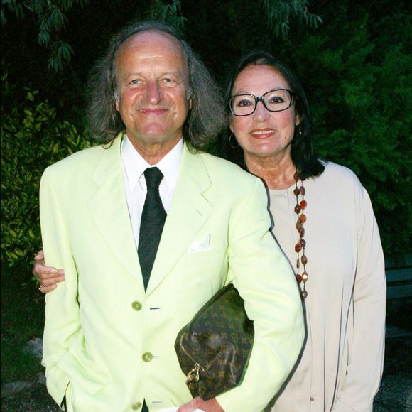 "Quand il est là, je suis bien. J'ai peur de le perdre. Et c'est la même chose pour lui. Et puis, nous partageons ce même amour et ce même respect pour la musique et le travail"
Archives : Nana Mouskouri et son mari André Chapelle
