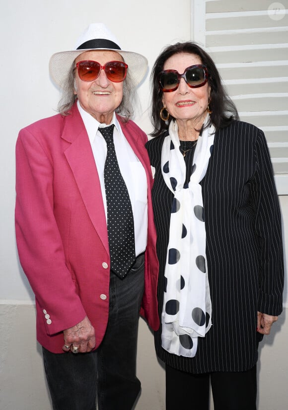 Nana Mouskouri avec son mari André Chapelle - Dévoilement d'une plaque commémorative en l'honneur de Jean-Claude Brialy sur la façade de l'immeuble où il vécut 25 quai de Bourbon Paris 4ème, à Paris, France, le 14 juin 2023. © Coadic Guirec/Bestimage 