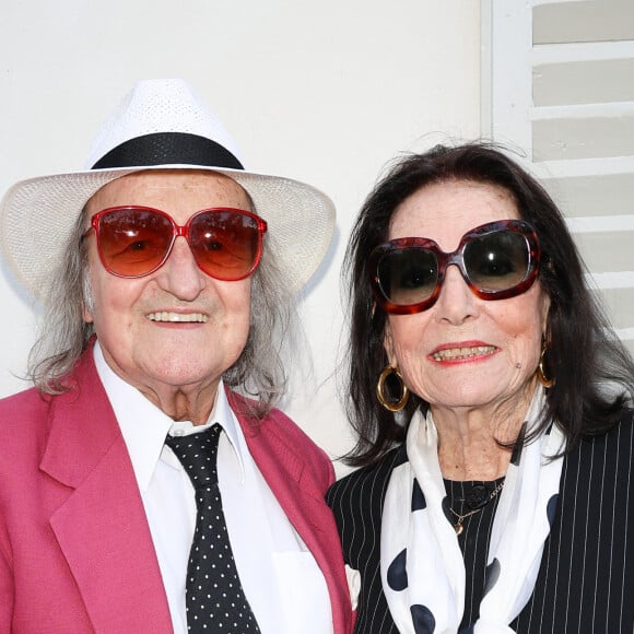 Nana Mouskouri avec son mari André Chapelle - Dévoilement d'une plaque commémorative en l'honneur de Jean-Claude Brialy sur la façade de l'immeuble où il vécut 25 quai de Bourbon Paris 4ème, à Paris, France, le 14 juin 2023. © Coadic Guirec/Bestimage 