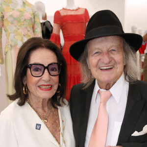 Exclusif -  Nana Mouskouri et son mari André Chapelle - Brigitte Macron visite l'Exposition des robes de scènes de Nana Mouskouri à la Galerie Sabine Bayasli en vue de leur vente aux enchères (le 19 juin 2023) au profit de la Fondation des Hôpitaux dont elle est la présidente. Paris le 16 Juin 2023. © Bertrand Rindoff / Bestimage 