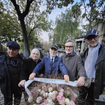 Au revoir Michel Blanc : cette photo de Christian Clavier, Thierry Lhermitte et Josiane Balasko face à leur ami, loin de la foule