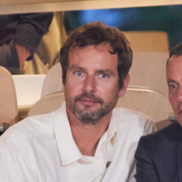 François Roelants et son mari Marc-Olivier Fogiel - Personnalités dans les tribunes lors des Internationaux de France de tennis de Roland Garros 2024 à Paris. Le 29 mai 2024 © Jacovides-Moreau / Bestimage 