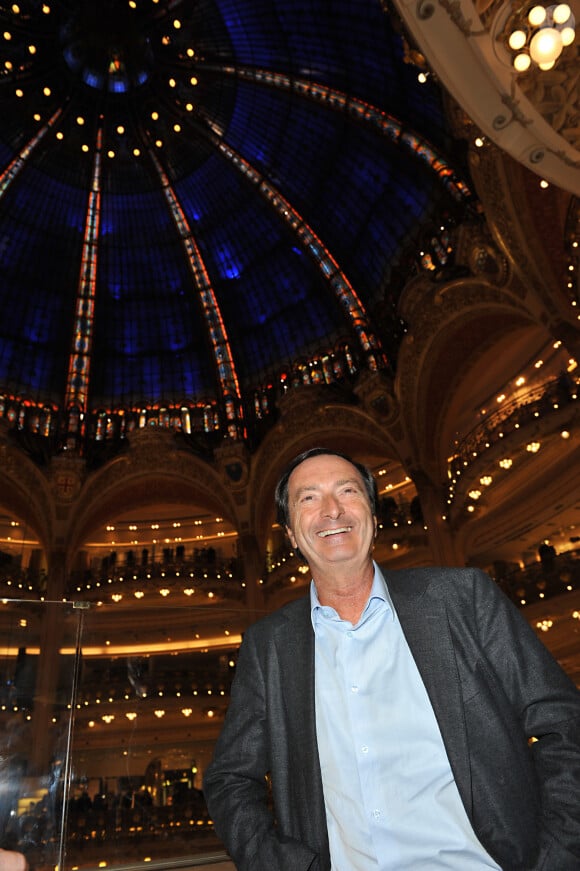 Michel Edouard Leclerc - A l'occasion du 100eme anniversaire de la coupole des Galeries Lafayette, Yann Kersale imagine la Chrysalide, une creation lumineuse realisee sur la facade du magasin qui evoluera au fil du temp set au gre des saisons. L'artiste complete son oeuvre en proposant une installation egalement perenne sur la coupole.