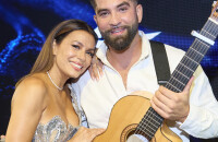 Kendji Girac rayonnant et très proche d'Eva Longoria qui lui fait de tendres bisous : il lui offre un sublime cadeau