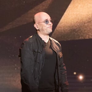 "Ne venez plus au Cap-Ferret, ça serait bien" avait notamment déclaré Pascal Obispo au micro d'Europe 1.
Exclusif - Pascal Obispo - Enregistrement de l'émission "La boîte à Secrets 9" à Paris, qui sera diffusée le 9 septembre sur France 3. © Tiziano Da Silva / Bestimage