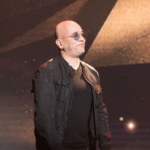 "Ne venez plus au Cap-Ferret, ça serait bien" avait notamment déclaré Pascal Obispo au micro d'Europe 1.
Exclusif - Pascal Obispo - Enregistrement de l'émission "La boîte à Secrets 9" à Paris, qui sera diffusée le 9 septembre sur France 3. © Tiziano Da Silva / Bestimage