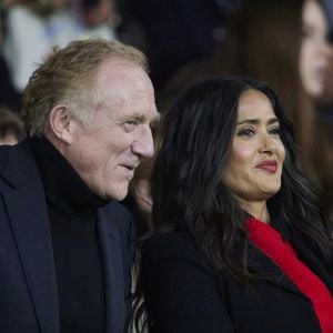 François-Henri Pinault, Salma Hayek - François-Henri Pinault et sa femme Salma Hayek assistent au match de Ligue 1 McDonald's opposant le Paris Sant Germain (PSG) contre Rennes (3-1) au Parc des Princes à Paris. © Cyril Moreau/Bestimage 