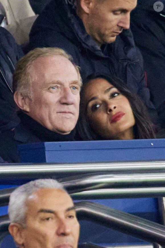 François-Henri Pinault, Salma Hayek - François-Henri Pinault et sa femme Salma Hayek assistent au match de Ligue 1 McDonald's opposant le Paris Sant Germain (PSG) contre Rennes (3-1) au Parc des Princes à Paris le 27 septembre 2024. © Cyril Moreau/Bestimage 