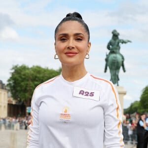 Salma Hayek porteuse de la flamme olympique des Jeux Olympiques de Paris 2024 (JO) au château de Versailles dans les Yvelines, France, le 23 juillet 2024. © Dominique Jacovides/Bestimage 