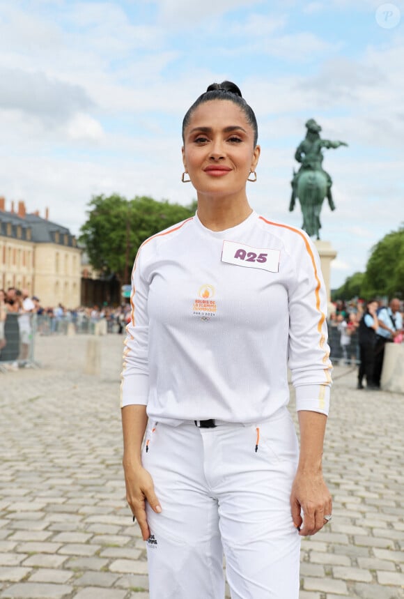 Salma Hayek porteuse de la flamme olympique des Jeux Olympiques de Paris 2024 (JO) au château de Versailles dans les Yvelines, France, le 23 juillet 2024. © Dominique Jacovides/Bestimage 