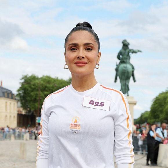 Salma Hayek porteuse de la flamme olympique des Jeux Olympiques de Paris 2024 (JO) au château de Versailles dans les Yvelines, France, le 23 juillet 2024. © Dominique Jacovides/Bestimage 