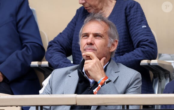 Il a également recadré les choses concernant un hommage musical à son père Jean-Paul, qui n'a pas été fait avec l'accord de sa famille.
Paul Belmondo dans les tribunes des Internationaux de France de tennis de Roland Garros 2024 à Paris. Le 5 juin 2024. © Jacovides-Moreau/Bestimage