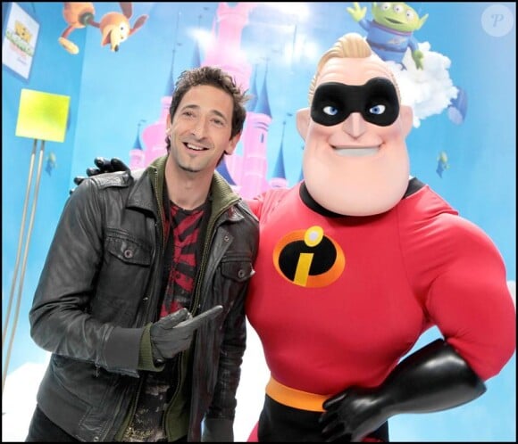Adrien Brody a eu l'immense privilège de rencontrer Monsieur Indestructible, star des Studios Pixar à Euro Disney le 27 mars 2010
