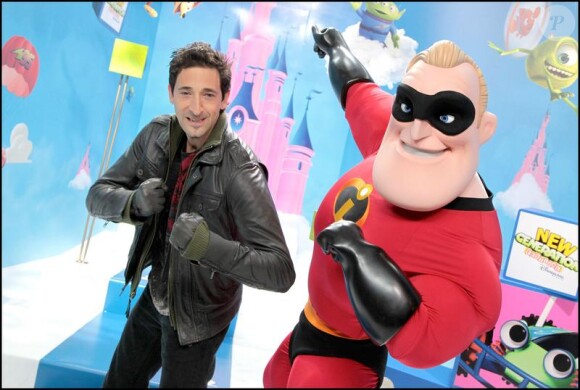 Adrien Brody a eu l'immense privilège de rencontrer Monsieur  Indestructible, star des Studios Pixar à Euro Disney le 27 mars 2010