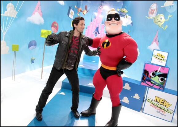 Adrien Brody a eu l'immense privilège de rencontrer Monsieur  Indestructible, star des Studios Pixar à Euro Disney le 27 mars 2010