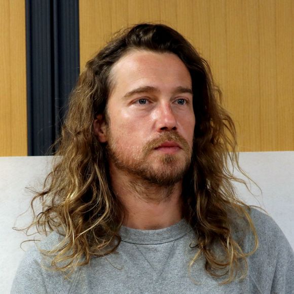 Exclusif - Julien Doré, après avoir lancé une tombola au profit des sinistrés de la tempête Alex qui a frappé les Alpes-Maritimes, fait un point presse au siège du Secours Populaire 06 à Nice.